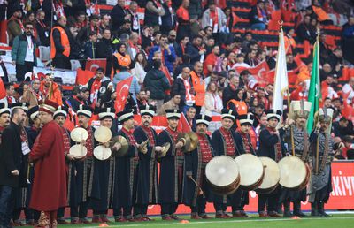 La intimidare? Turcii au venit cu fanfara otomană pe teren! În aceleași timp, românii pătimeau la porțile de acces: „Ne-au scos banii din portofele”