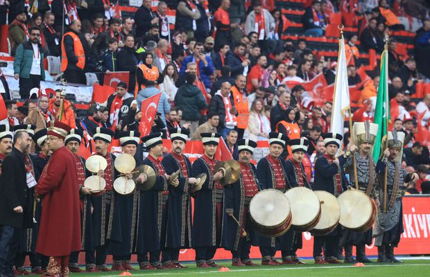 La intimidare? Turcii au venit cu fanfara otomană pe teren! În aceleași timp, românii pătimeau la porțile de acces: „Ne-au scos banii din portofele”