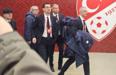 Stupoare în direct » Gestul făcut de Burleanu după meciul de la Istanbul l-a contrariat: „Nu mai stai, frate!”