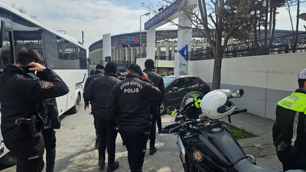 Deputatul român era la „șpriț" » Reperat printre suporterii români, pe terasele din Istanbul