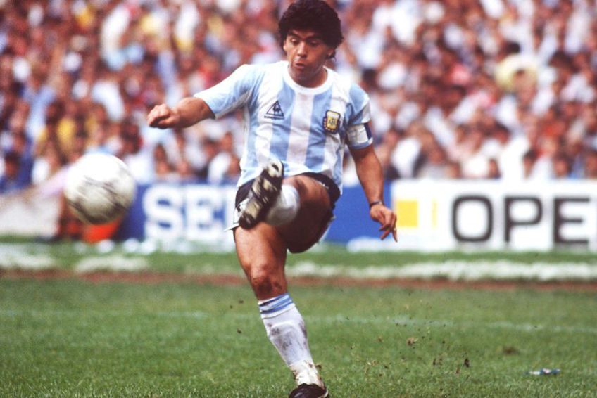 Diego Maradona ar fi putut fi eliminat înainte de finala Campionatului Mondial din 1990, spune arbitrul Edgardo Codesal // sursă foto: Guliver/gettyimages