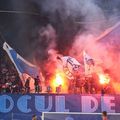 Fanii Craiovei îi cer imperativ lui Mihai Rotaru, finanțatorul clubului, să renunțe la ideea de a sprijini pe marele rival al oltenilor, Dinamo, pe care-l denumesc „clubul milițienesc Дина́мо”.