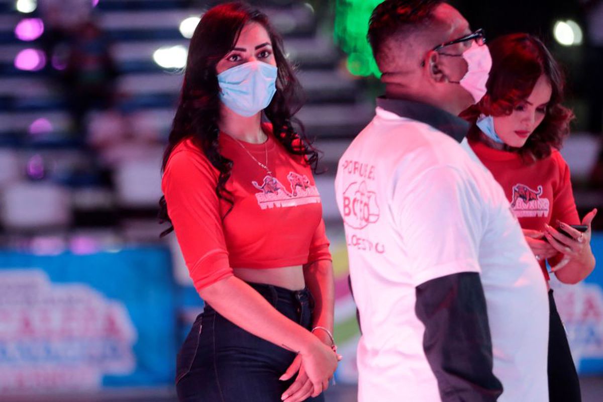 GALERIE FOTO Box în vremea pandemiei » Pugiliști stropiți cu dezinfectant înaintea luptelor și spectatori distanțați