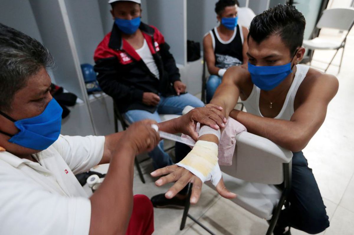 GALERIE FOTO Box în vremea pandemiei » Pugiliști stropiți cu dezinfectant înaintea luptelor și spectatori distanțați