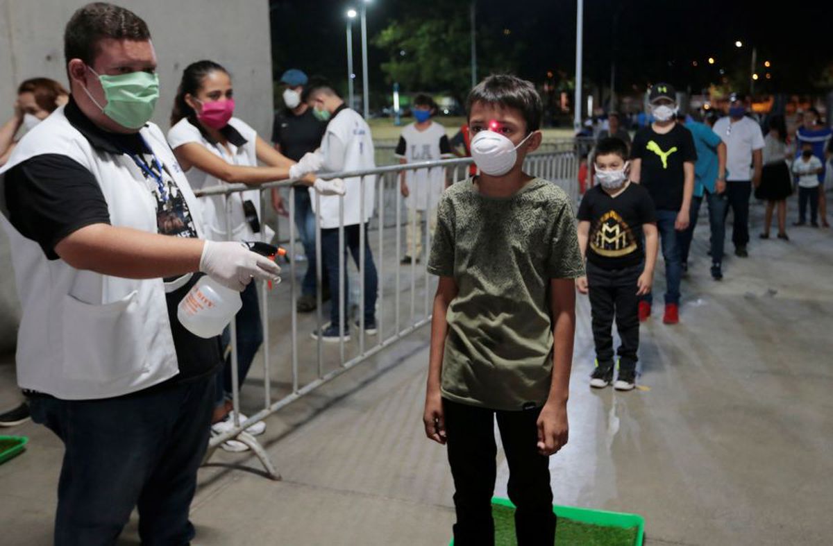 GALERIE FOTO Box în vremea pandemiei » Pugiliști stropiți cu dezinfectant înaintea luptelor și spectatori distanțați