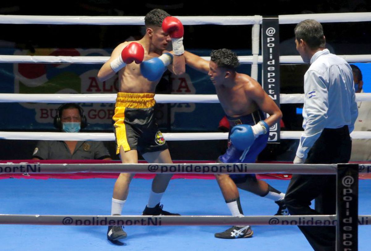 GALERIE FOTO Box în vremea pandemiei » Pugiliști stropiți cu dezinfectant înaintea luptelor și spectatori distanțați