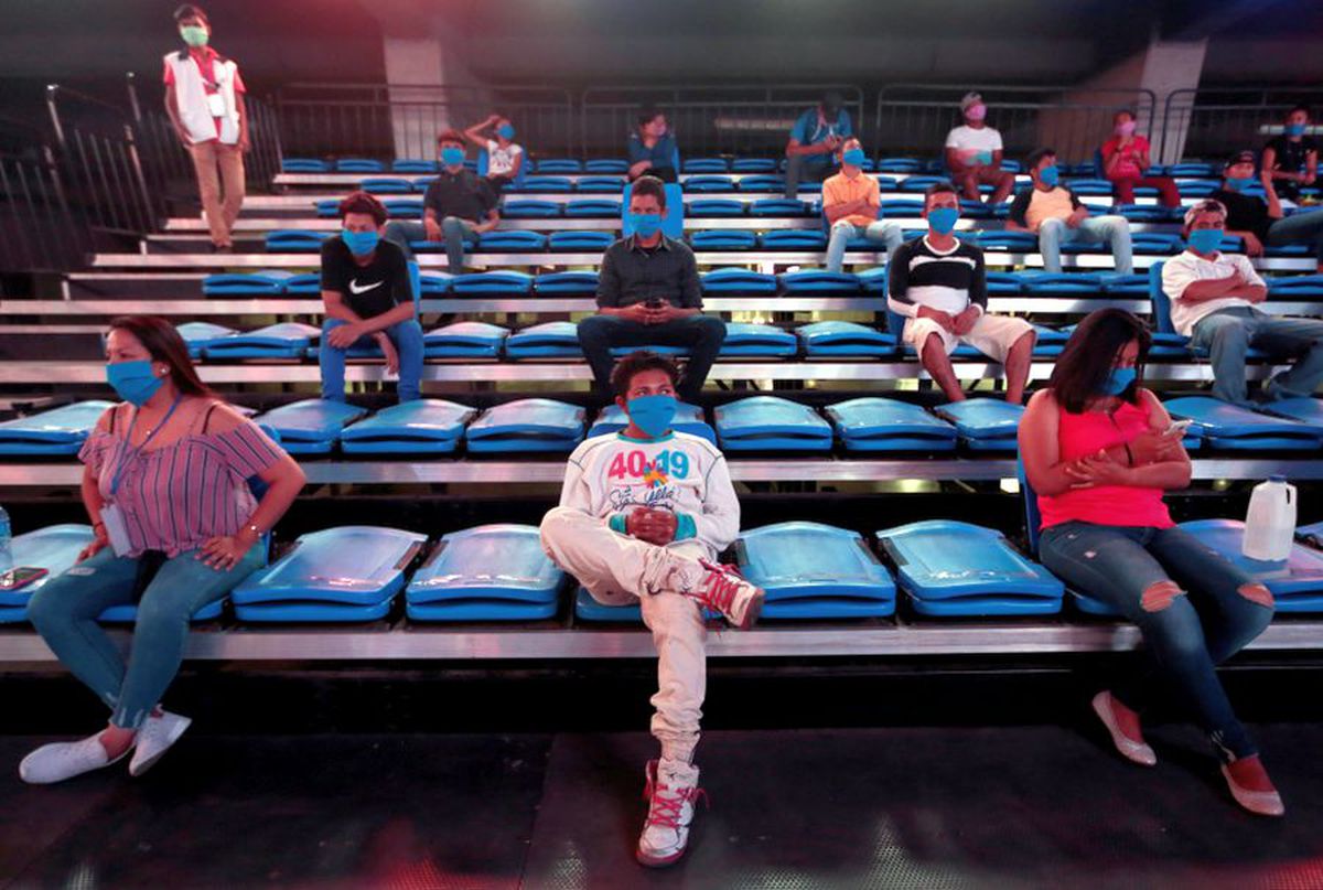 GALERIE FOTO Box în vremea pandemiei » Pugiliști stropiți cu dezinfectant înaintea luptelor și spectatori distanțați