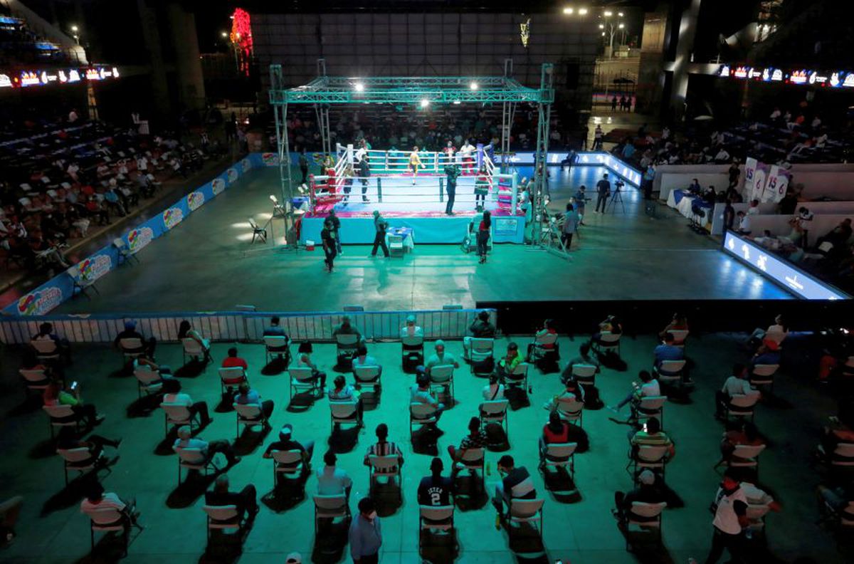 GALERIE FOTO Box în vremea pandemiei » Pugiliști stropiți cu dezinfectant înaintea luptelor și spectatori distanțați