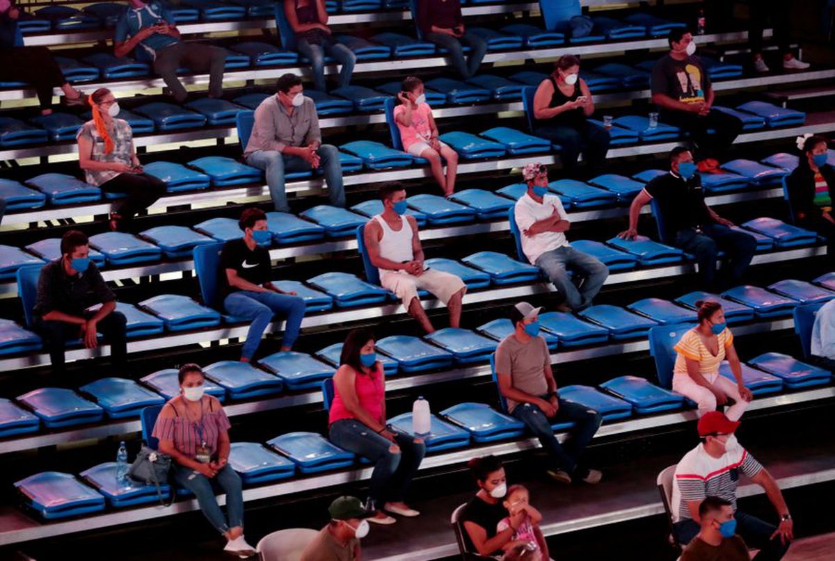 GALERIE FOTO Box în vremea pandemiei » Pugiliști stropiți cu dezinfectant înaintea luptelor și spectatori distanțați