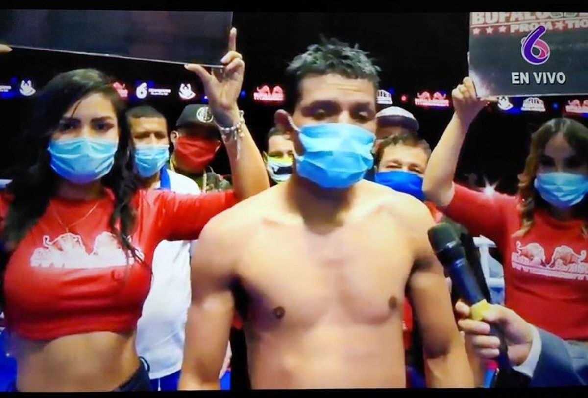 GALERIE FOTO Box în vremea pandemiei » Pugiliști stropiți cu dezinfectant înaintea luptelor și spectatori distanțați