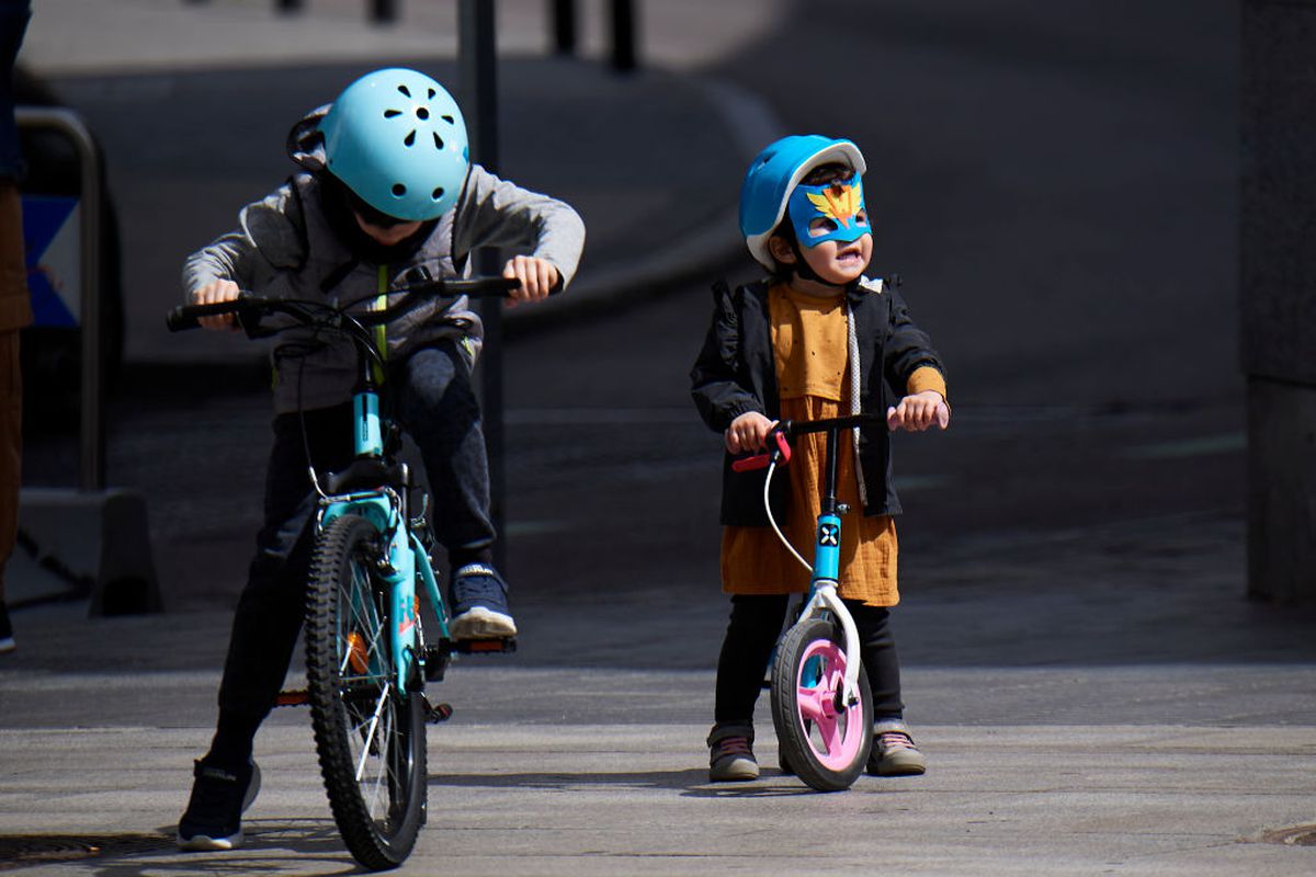 Spaniolii au început să reducă restricțiile » Copiii sub 15 ani au ieșit astăzi afară și au oferit imagini superbe