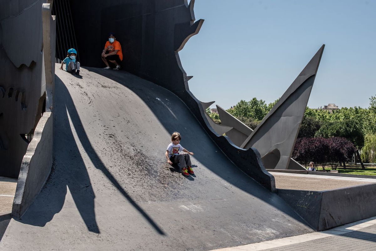 Spaniolii au început să reducă restricțiile » Copiii sub 15 ani au ieșit astăzi afară și au oferit imagini superbe