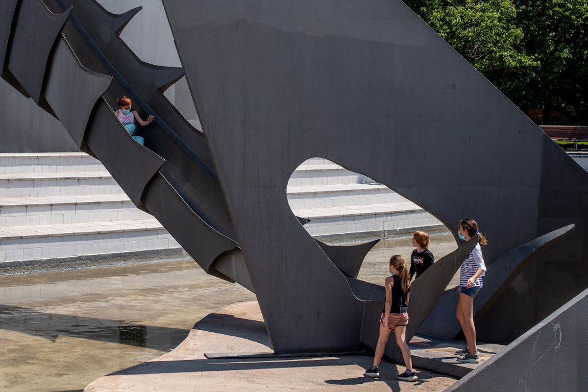 Ministrul Marcel Vela a elucidat misterul gecii de piele: „Se pare că ea nu este orice geacă” :)
