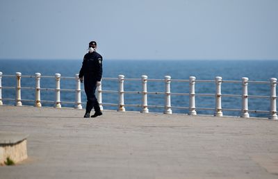 Poți lua coronavirusul din apa mării? Italienii au studiat cazul și au o singură temere