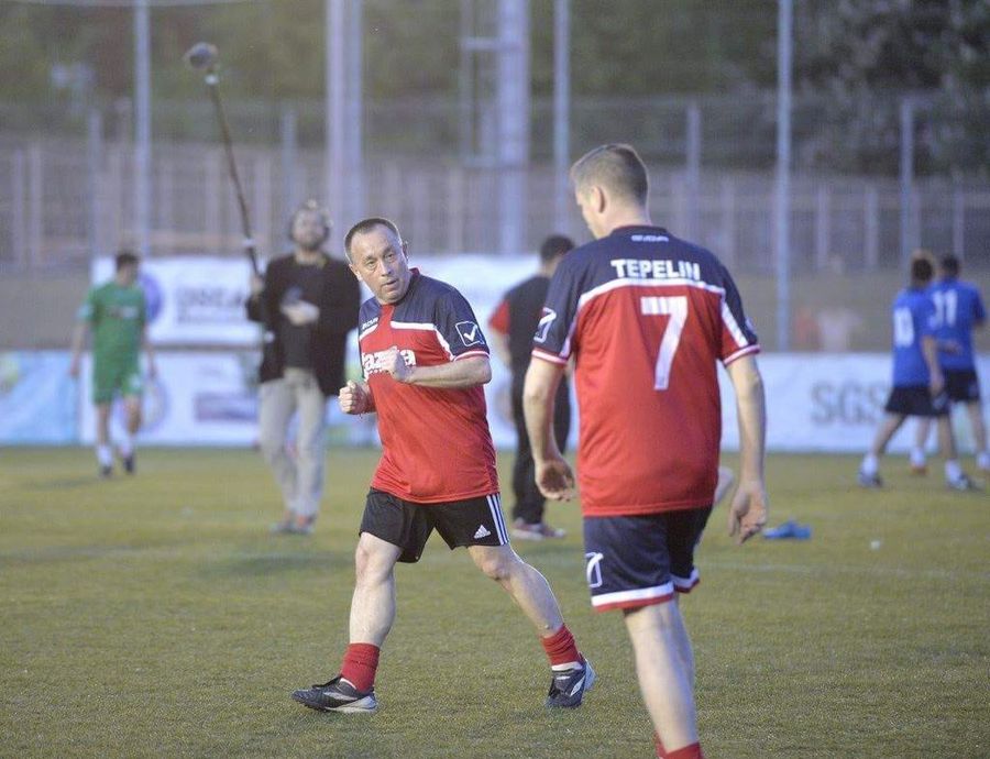 Tolo pe vremea când mai știa câți jucători are o echipă de fotbal. Adică înainte să se dedice total investigațiilor Tolo pe vremea când mai știa câți jucători are o echipă de fotbal. Adică înainte să se dedice total investigațiilor