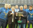 Mircea Lucescu ridică trofeul de campion în UCraina / FOTO: Facebook @fcdynamoua