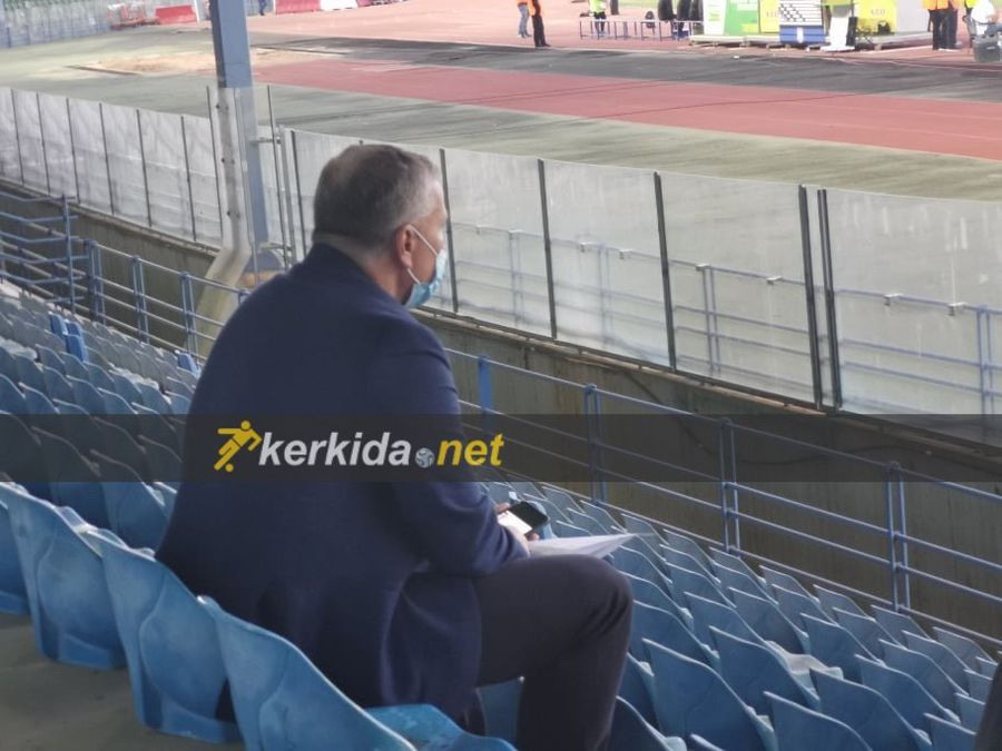 Dan Petrescu, la Apollon - AEK / FOTO: Kerkida.net Dan Petrescu, surprins în tribune la un meci cu implicații în lupta pentru titlu » Detaliu despre următoarea destinație?