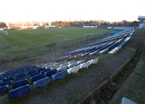 Fără fotbal, dar cu stadion! Imagine rară într-un oraș din România: bloc de locuințe în incinta arenei