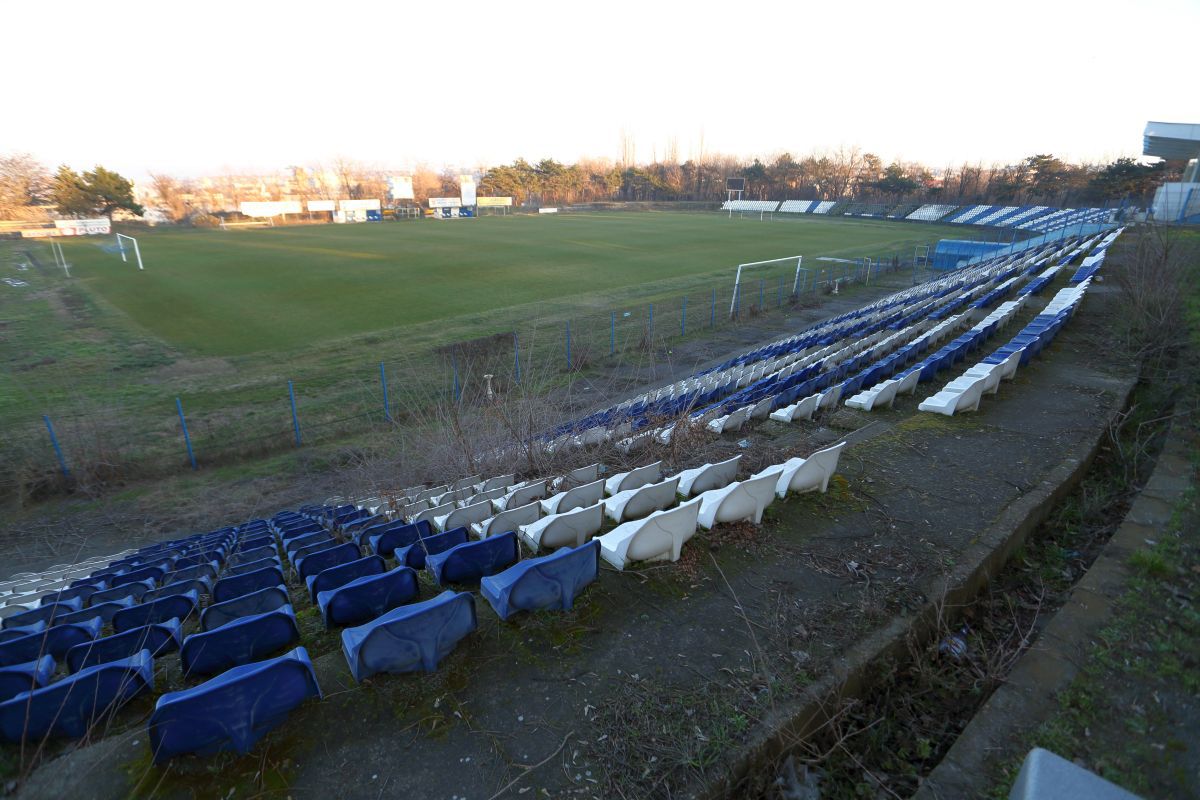 Fără fotbal, dar cu stadion! Imagine rară într-un oraș din România: bloc de locuințe în incinta arenei