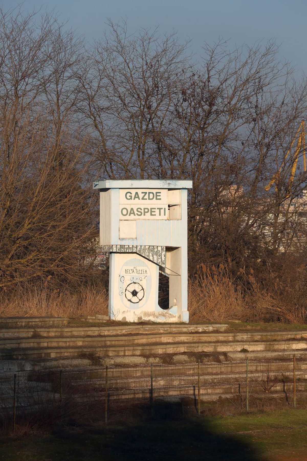 Fără fotbal, dar cu stadion! Imagine rară într-un oraș din România: bloc de locuințe în incinta arenei