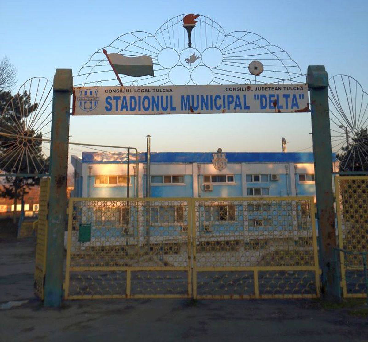 Fără fotbal, dar cu stadion! Imagine rară într-un oraș din România: bloc de locuințe în incinta arenei