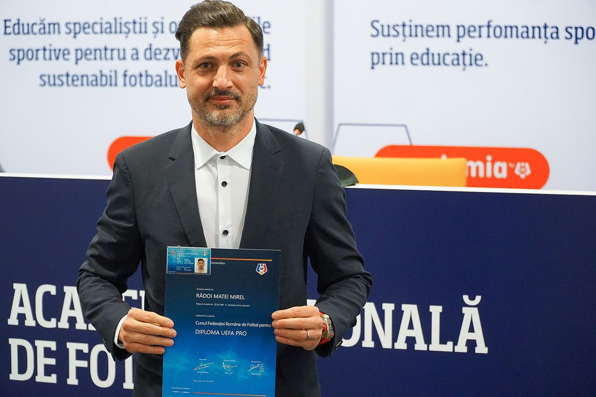 Selecționerii Mirel Rădoi, Adrian Mutu și ceilalți absolvenți ai examenului pentru licența PRO au primit diplomele