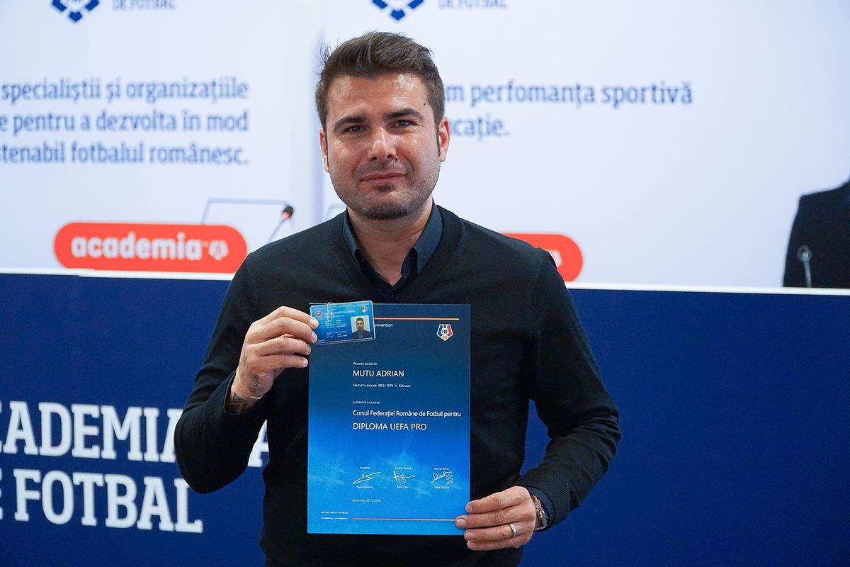 Selecționerii Mirel Rădoi, Adrian Mutu și ceilalți absolvenți ai examenului pentru licența PRO au primit diplomele