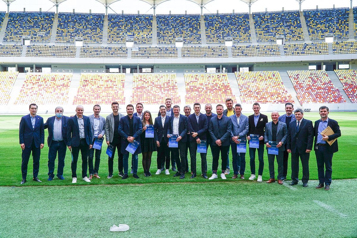 Selecționerii Mirel Rădoi, Adrian Mutu și ceilalți absolvenți ai examenului pentru licența PRO au primit diplomele