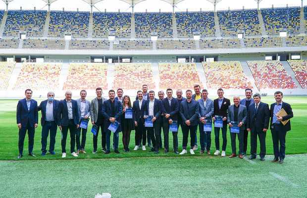 Selecționerii Mirel Rădoi, Adrian Mutu și ceilalți absolvenți ai examenului pentru licența PRO au primit diplomele