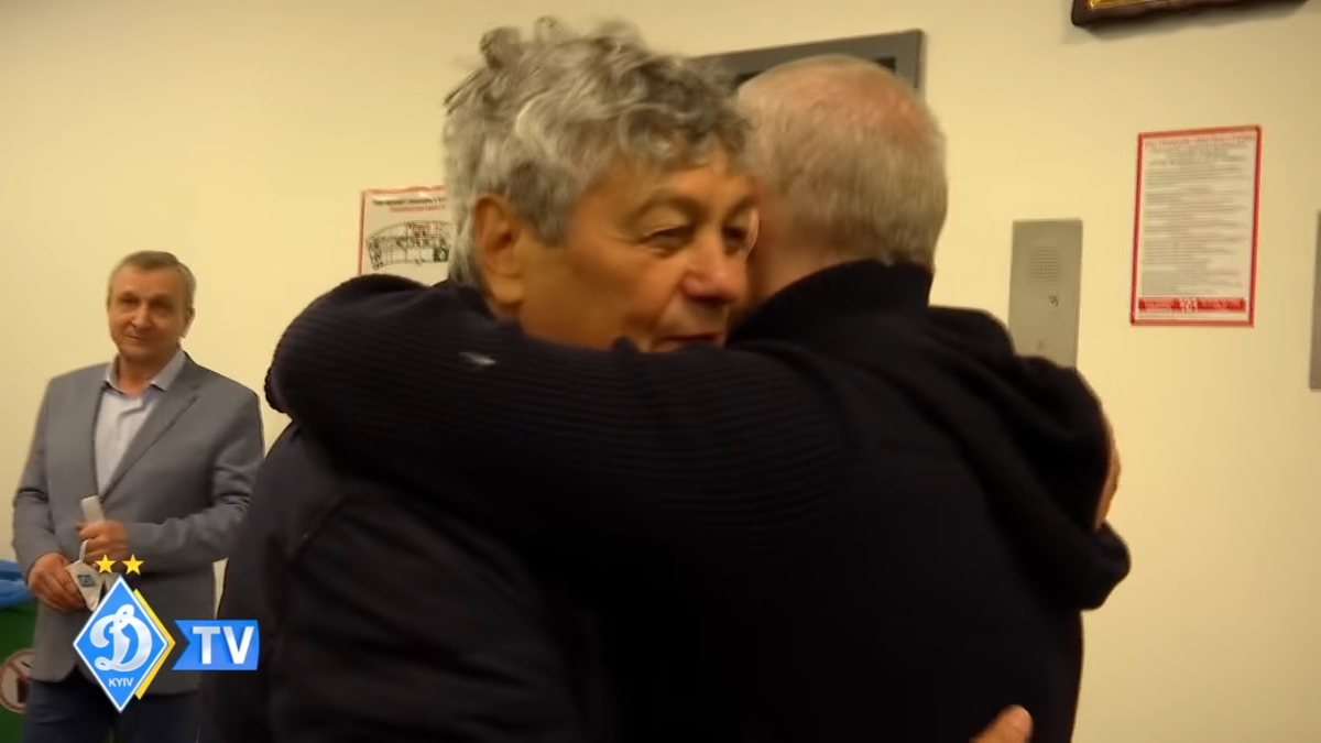 Mircea Lucescu, așa cum nu l-ați mai văzut! A fost aruncat în sus și udat cu șampanie în vestiar