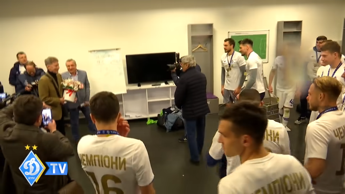 Mircea Lucescu, așa cum nu l-ați mai văzut! A fost aruncat în sus și udat cu șampanie în vestiar