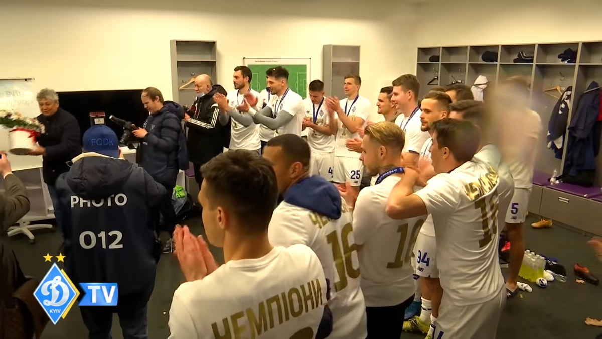 Mircea Lucescu, așa cum nu l-ați mai văzut! A fost aruncat în sus și udat cu șampanie în vestiar