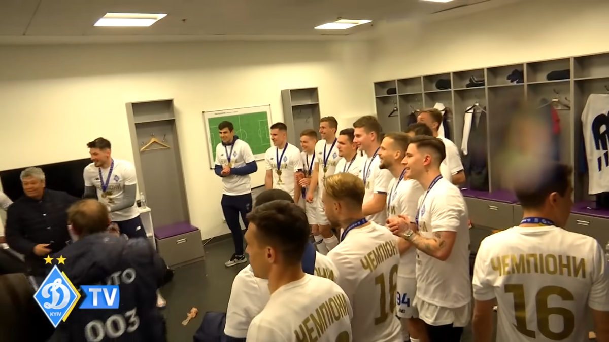 Mircea Lucescu, așa cum nu l-ați mai văzut! A fost aruncat în sus și udat cu șampanie în vestiar