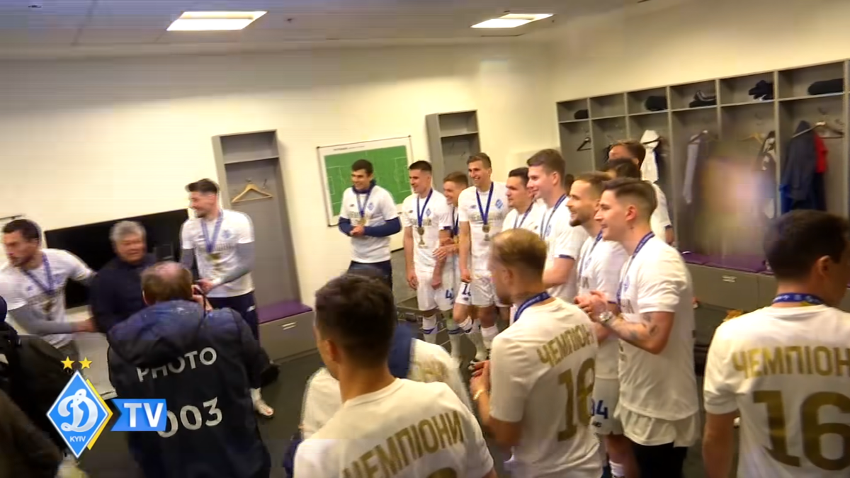 Mircea Lucescu, așa cum nu l-ați mai văzut! A fost aruncat în sus și udat cu șampanie în vestiar