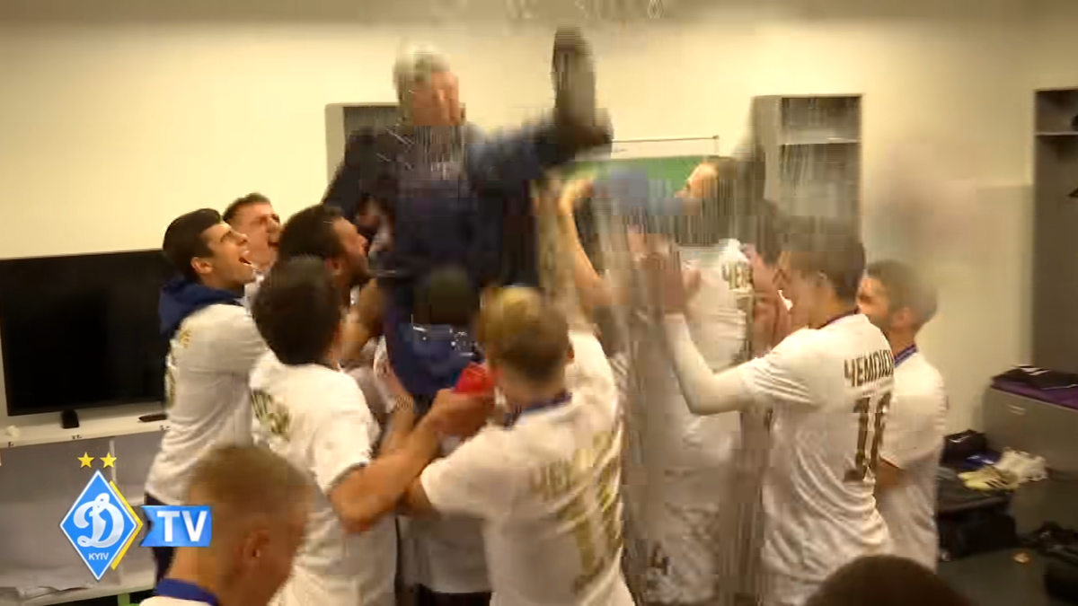 Mircea Lucescu, așa cum nu l-ați mai văzut! A fost aruncat în sus și udat cu șampanie în vestiar