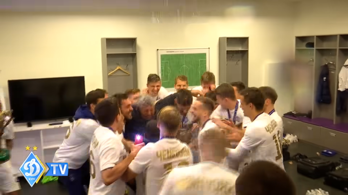 Mircea Lucescu, așa cum nu l-ați mai văzut! A fost aruncat în sus și udat cu șampanie în vestiar