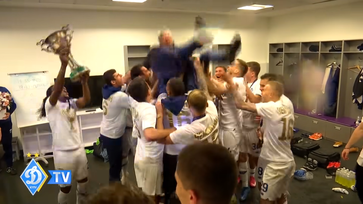 Mircea Lucescu, așa cum nu l-ați mai văzut! A fost aruncat în sus și udat cu șampanie în vestiar