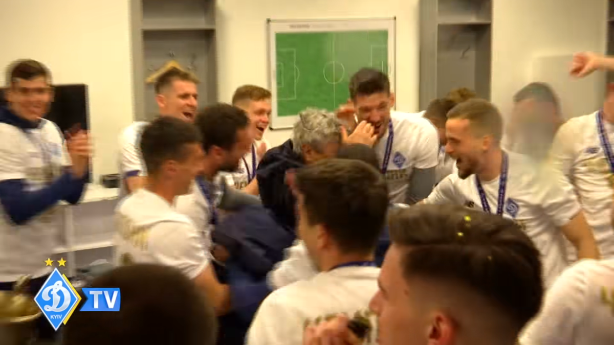 Mircea Lucescu, așa cum nu l-ați mai văzut! A fost aruncat în sus și udat cu șampanie în vestiar