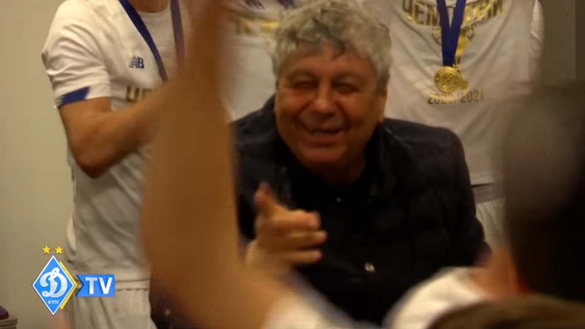 Mircea Lucescu, așa cum nu l-ați mai văzut! A fost aruncat în sus și udat cu șampanie în vestiar