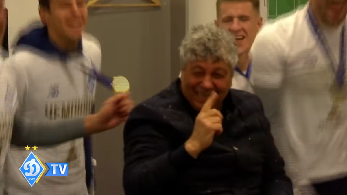 Mircea Lucescu, așa cum nu l-ați mai văzut! A fost aruncat în sus și udat cu șampanie în vestiar