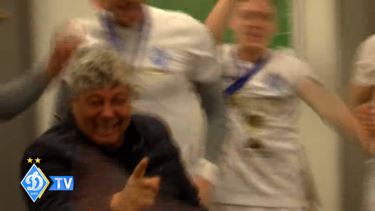 Mircea Lucescu, așa cum nu l-ați mai văzut! A fost aruncat în sus și udat cu șampanie în vestiar