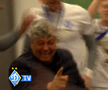 Mircea Lucescu, așa cum nu l-ați mai văzut! A fost aruncat în sus și udat cu șampanie în vestiar