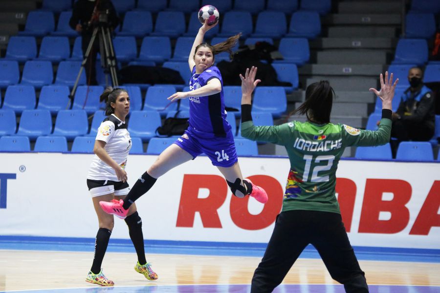 Martine Smeets în acțiune, în meciul cu Gloria Buzău FOTO sportpictures.eu CSM București, SCM Rm. Vâlcea și Minaur Baia Mare continuă lupta de la distanță. Fără pași greșiți în etapa disputată la Bistrița