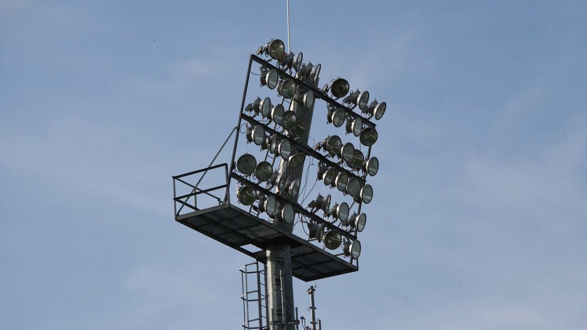 Centenarul „Vampirilor” în paragină și mediocritate » Așa arată astăzi stadionul pe care tremurau granzii: mâncat de mucegai, cu pereți scorojiți și geamuri sparte