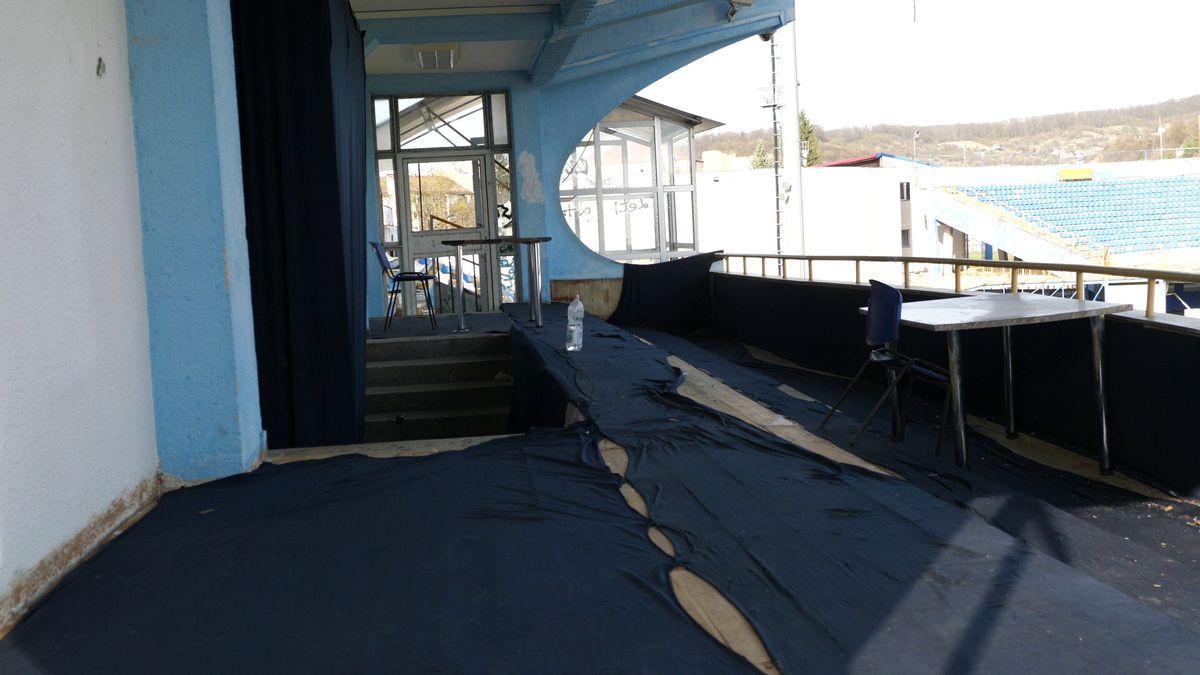 Centenarul „Vampirilor” în paragină și mediocritate » Așa arată astăzi stadionul pe care tremurau granzii: mâncat de mucegai, cu pereți scorojiți și geamuri sparte