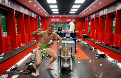 Joaquin, dezlănțuit după ce a câștigat Cupa Regelui cu Betis » S-a pozat din nou dezbrăcat cu trofeul!