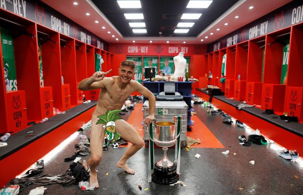 Joaquin, dezlănțuit după ce a câștigat Cupa Regelui cu Betis » S-a pozat din nou dezbrăcat cu trofeul!