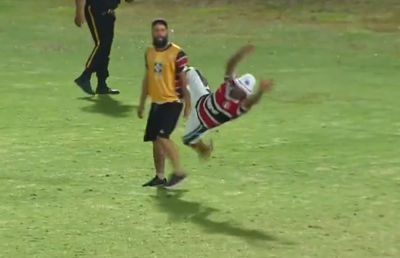 Un suporter a intrat pe teren, iar ce a făcut apoi e nemaivăzut! » 20.000 de oameni l-au aplaudat, poliția l-a escortat