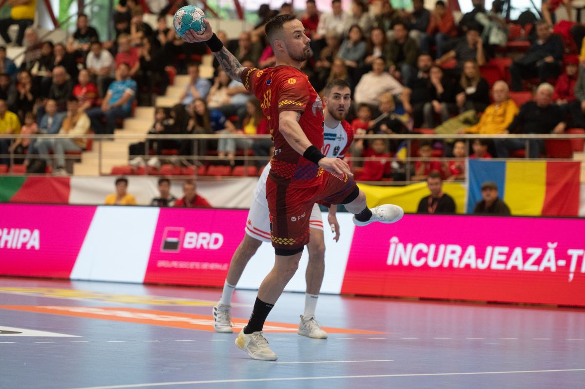 Uluială și nervi în Ucraina - România » Tărâță a luat „ROȘU” pentru o infracțiune atipică și l-a scos din sărite pe Xavi Pascual. Cum a reacționat handbalistul Stelei