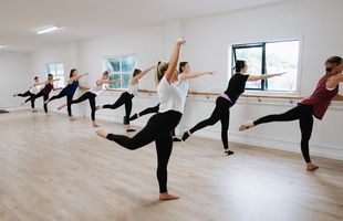 Pasi de dans spre o viață echilibrată: Cum îmbunătățește dansul starea noastră fizică și mentală
